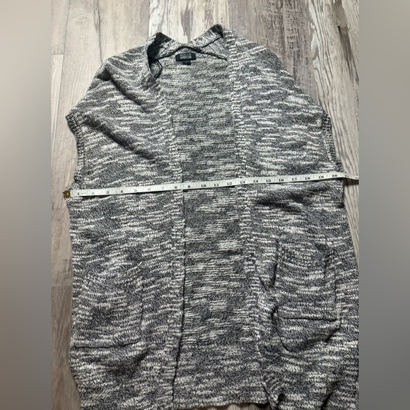 3/$20 Women’s Nollie sweater cardigan - Picture 6 of 8